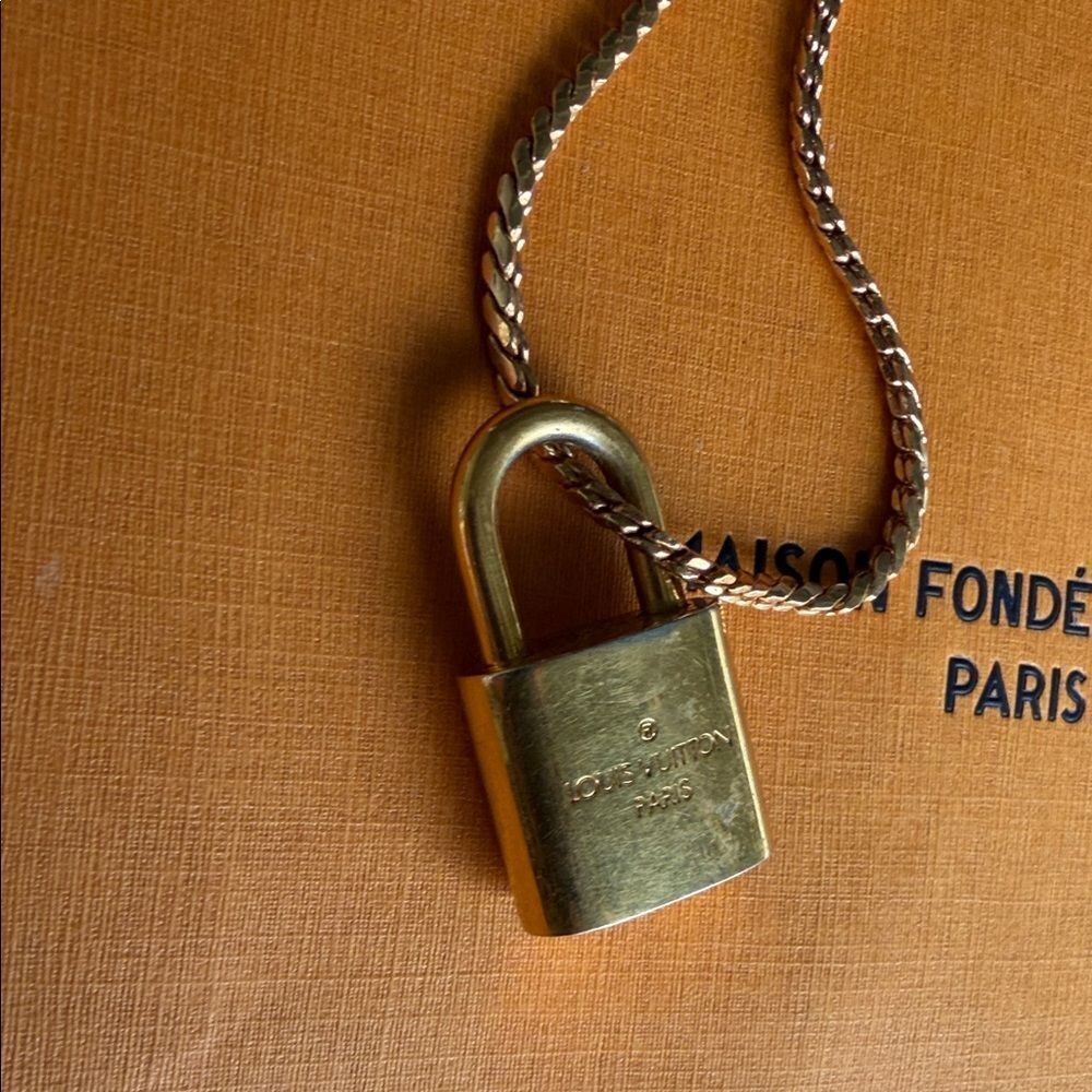 Vintage Louis Vuitton y2k Gold tone lock with vintage gold tone necklace - Picture 7 of 7